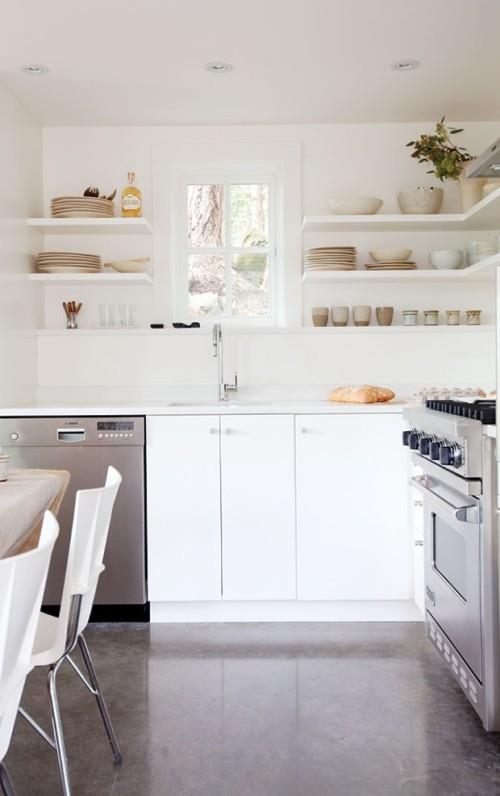 Κουζίνα ανοιχτά ράφια λευκό τσιμεντένιο πάτωμα