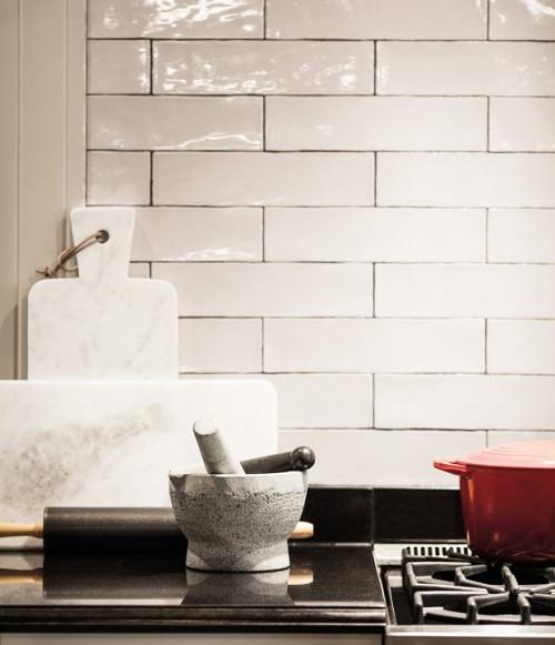 Τα λευκά πλακάκια του μετρό της κουζίνας προσελκύουν την προσοχή σε επιπλέον λεπτομέρειες του δωματίου