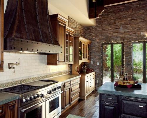 Η κουζίνα σχεδιάζει κλασική επίπλωση από πέτρινο τοίχο
