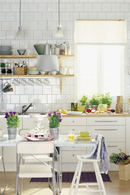 Ιδέες σχεδιασμού κουζίνας Λευκή κουζίνα με πλακάκια πάγκους από πολλά φυσικά φωτεινά λουλούδια