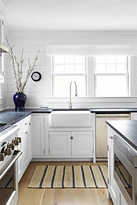 Ιδέες σχεδιασμού κουζίνας λευκή ευρύχωρη κουζίνα με πολύ φυσικό ανοιχτό σκούρο μπλε χαλί βάζου