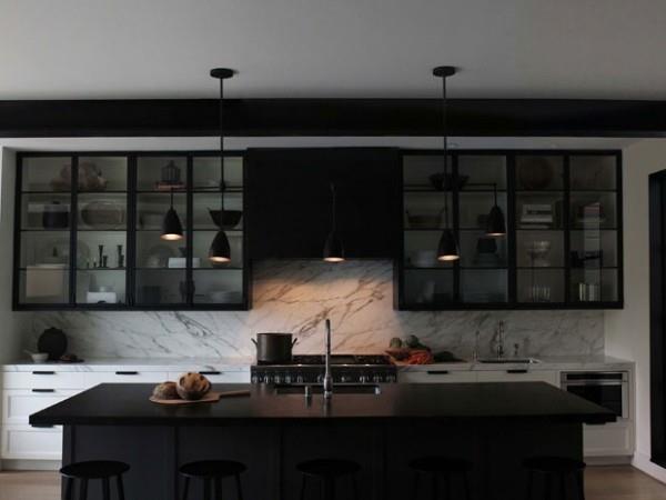 Σχεδιασμός κουζίνας σε σκούρα χρώματα διακριτικά φωτιστικά κρεμαστά φωτιστικά