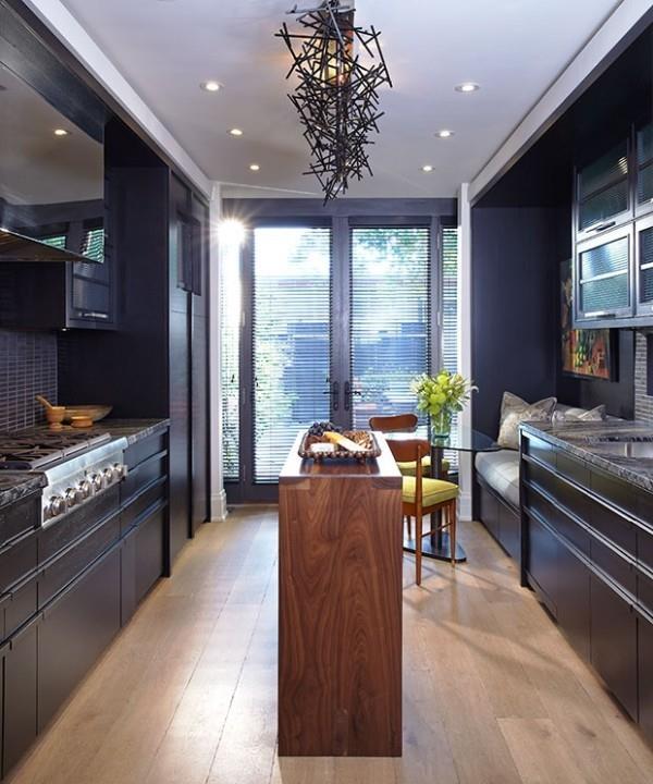 Σχεδιασμός κουζίνας σε σκούρα χρώματα Σχεδιασμός μοντέρνου δωματίου με πολύ φυσικό φως
