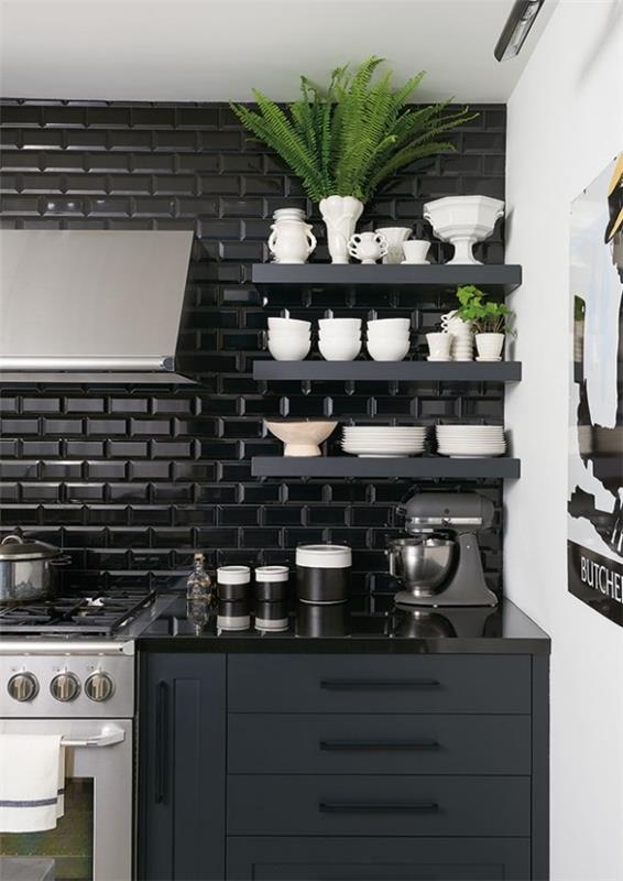 Σχεδιασμός κουζίνας σε σκούρα χρώματα μαύρα πλακάκια μετρό ανοιχτό ράφι