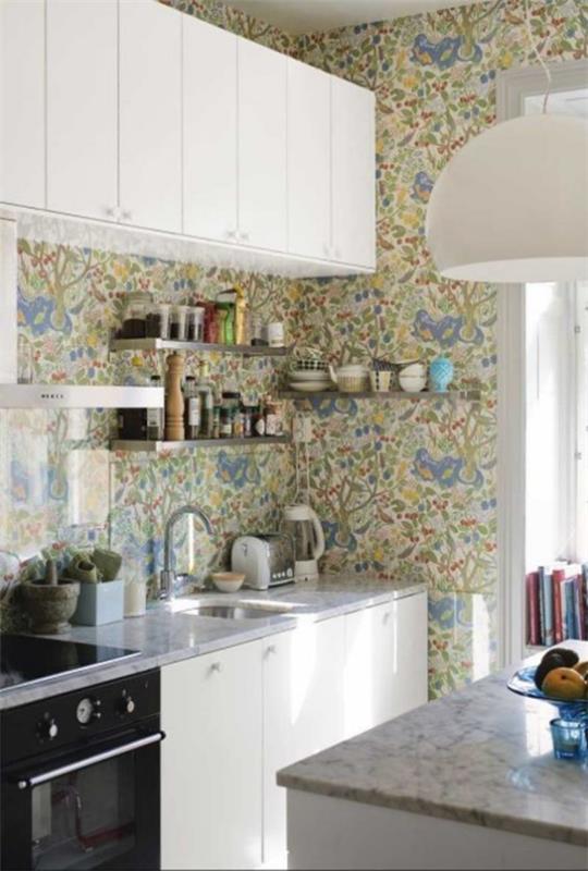 Πίσω τοίχος κουζίνας με μοτίβο floral ταπετσαρίας σε απαλά χρώματα όμορφο σχέδιο λευκά ντουλάπια ράφια σόμπας