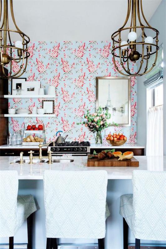 Κουζίνα πίσω τοίχου με φλοράλ ταπετσαρία σε τόνο σχεδιασμό γαλάζιο και ροζ