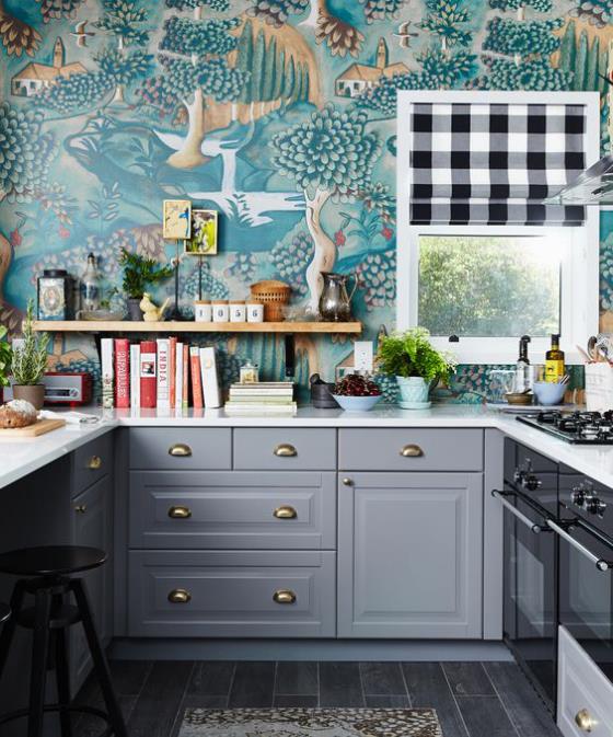 Κουζίνα πίσω τοίχο με floral ταπετσαρία πολύχρωμη ταπετσαρία όμορφα μοτίβα γκρι και μπλε κυριαρχούν
