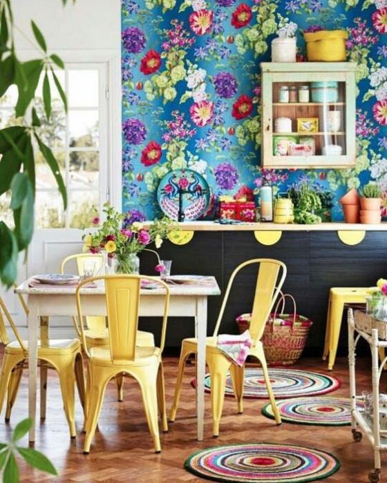 Κουζίνα πίσω τοίχο με floral ταπετσαρία πολύχρωμη ταπετσαρία πολλά χρώματα κυριαρχεί μια χαρούμενη αίσθηση