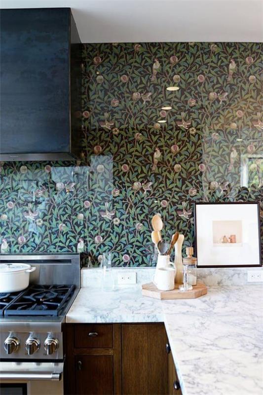 Κουζίνα πίσω τοίχου με floral ταπετσαρία σκούρο φόντο λεπτό floral μοτίβο λευκό πάγκο εξαγωγής σόμπα ξύλινα ντουλάπια παρακάτω