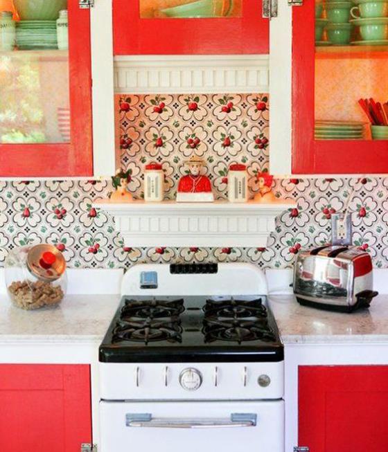 Ο τοίχος της κουζίνας με ταπετσαρία με λουλούδια με όμορφο μοτίβο ανανεώνει την κουζίνα σε λευκό και κόκκινο χρώμα