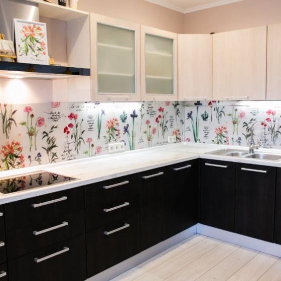 Πίσω τοίχος κουζίνας με floral ταπετσαρία όμορφα σχέδια μαύρα ντουλάπια βάσης λευκοί πάγκοι ελαφριά ντουλάπια τοίχου