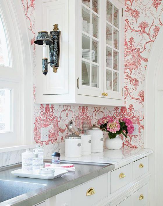 Πίσω τοίχος κουζίνας με ταπετσαρία λουλουδιών λευκά ντουλάπια κουζίνας ταπετσαρία με ροζ λουλουδάτα σχέδια νέας αισθητικής