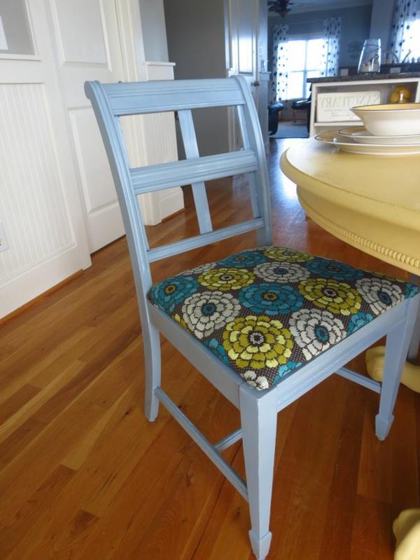 Κουζίνα-τραπέζι-με-καρέκλες-βαμμένο-μπλε-πλάτη-στήριγμα-λουλουδάτο μοτίβο