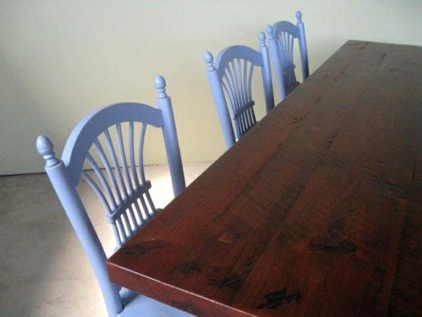 Τραπέζι κουζίνας με καρέκλες βαμμένες μπλε, πλάτη καφέ τραπέζι