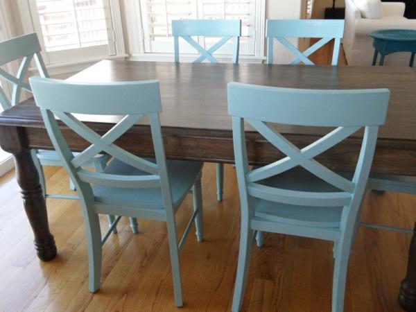 Τραπέζι κουζίνας με καρέκλες βαμμένες μπλε, πλάτη ανοιχτό χρώμα