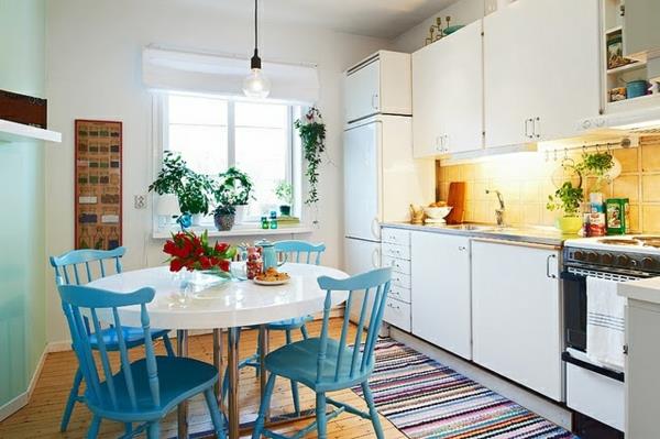 Τραπέζι κουζίνας με καρέκλες βαμμένες σε μπλε πλάτη τραπεζαρία κουζίνας με πλάτη