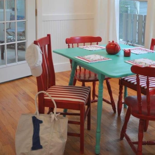 Τραπέζι κουζίνας με καρέκλες πολύχρωμες εσωτερικές κόκκινες πράσινες ρίγες