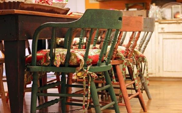Καρέκλες κουζίνας πράσινες κόκκινες κλασικές φθαρμένες