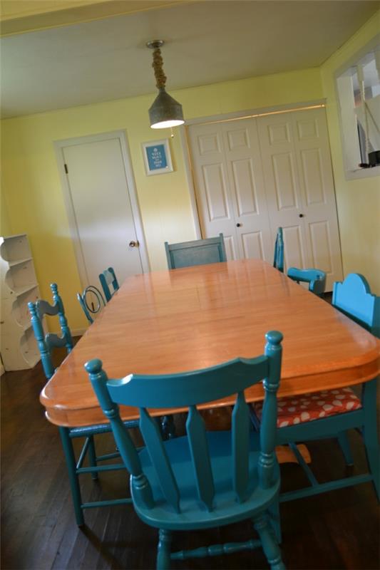 Τραπέζι κουζίνας με καρέκλες έντονο μπλε χρώμα ξύλινο τραπέζι