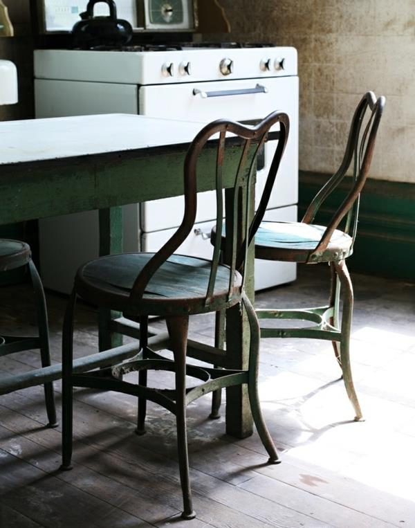 Τραπέζι κουζίνας με καρέκλες από ρουστίκ μέταλλο
