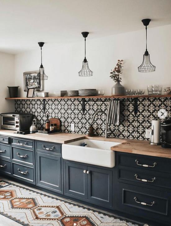 Μικρές κουζίνες με σκούρες βάσεις ρετρό μοτίβο πλακιδίων με μοτίβο δρομείς