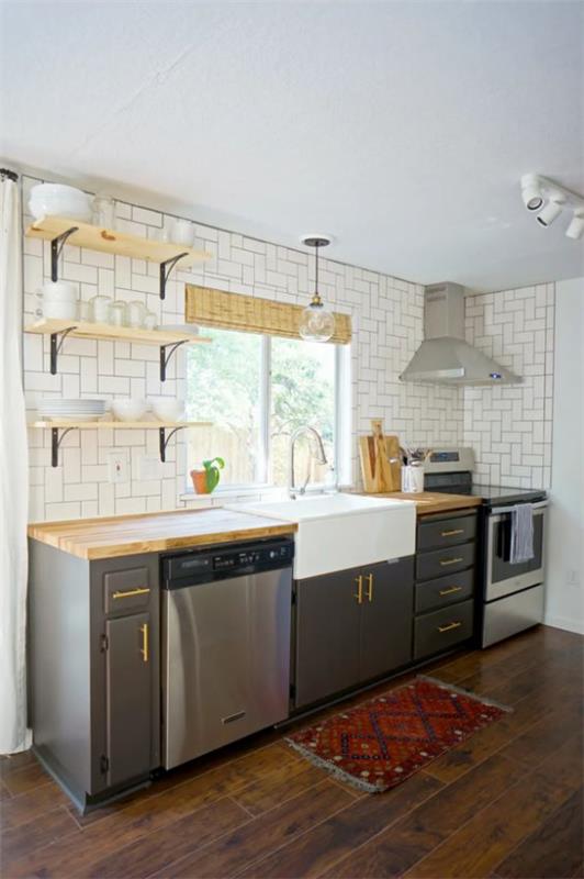 Κουζίνα απλό σχέδιο ρετρό στυλ πλακάκια τοίχου αριστερά τοίχο από τούβλα δεξιά φούρνο νεροχύτη πλυντήριο πιάτων