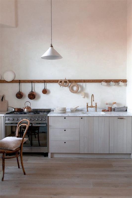 Μικρή κουζίνα απλό σχέδιο χωρίς μονάδες τοίχου, ενδιαφέρουσα διακόσμηση σε ξύλινη λωρίδα