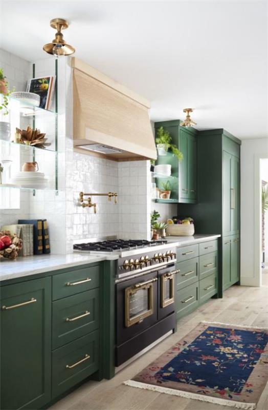 Οι μικρές κουζίνες σε εξοχικό στιλ αποπνέουν πολλή ζεστασιά. Φυσικότητα, σκούρο πράσινο πάνω και κάτω ντουλάπια και λευκά πλακάκια μετρό