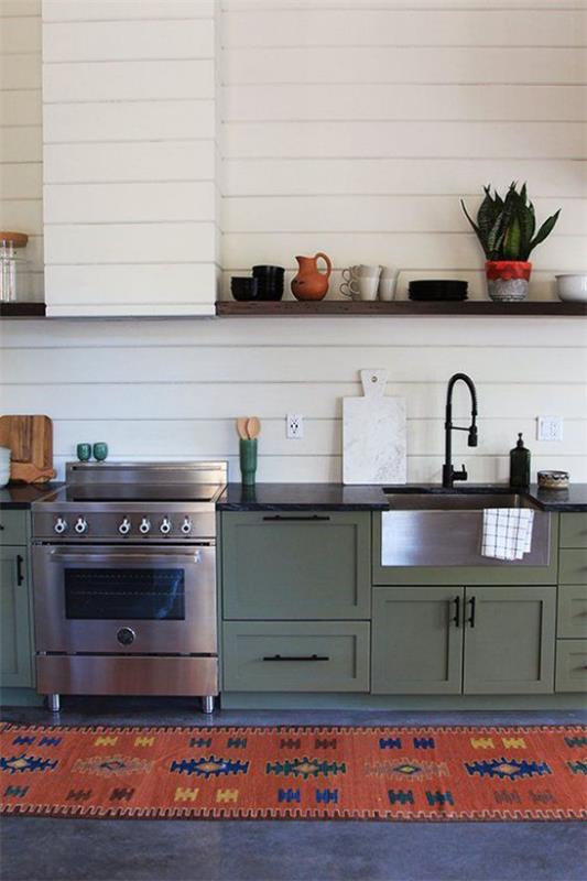 Μικρή κουζίνα σε ρετρό στυλ πράσινα ντουλάπια κουζίνας μοντέρνα σόμπα ρουστίκ δρομέας με μοτίβο