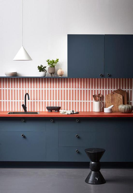 Κουζίνα μοντέρνο σχέδιο με έντονη χρωματική αντίθεση σκούρο πορτοκαλί ριγέ πλακάκια τοίχου ξύλινες σανίδες