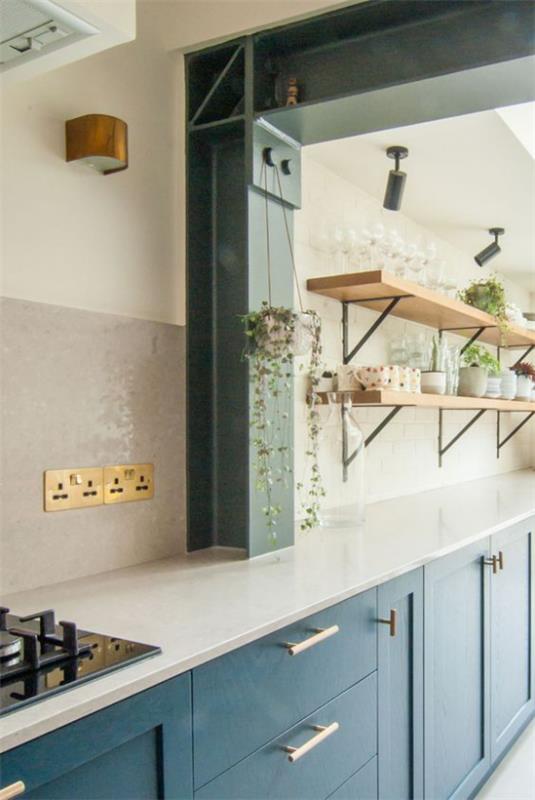 Κουζίνα μοντέρνο σχεδιασμό ανάμεσα σε δύο δωμάτια απαλά παστέλ χρώματα φυτά θερμοκηπίου στο ράφι