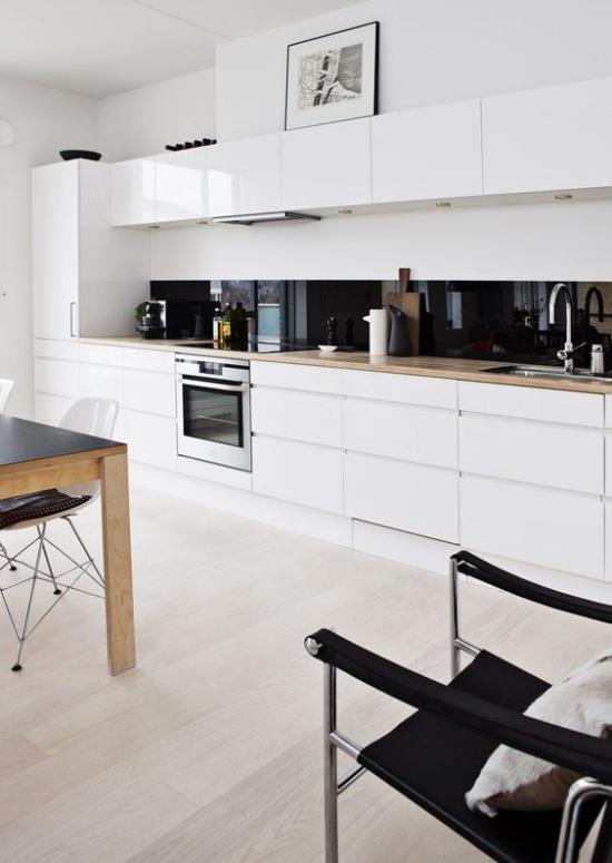 Κουζίνα μοντέρνο σχέδιο κουζίνας όλα σε λευκή σούπερ μαύρη κουζίνα σε αντίθεση χρώματος πίσω τοίχου