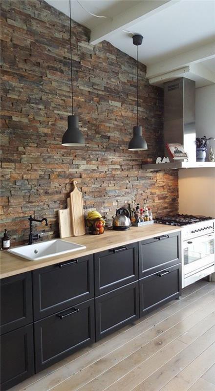Μικρή κουζίνα τέλεια σχεδίαση σκούρα ντουλάπια χωρίς ντουλάπια τοίχου τοίχο από τούβλα σε φυσικά χρώματα κρεμαστά φωτιστικά