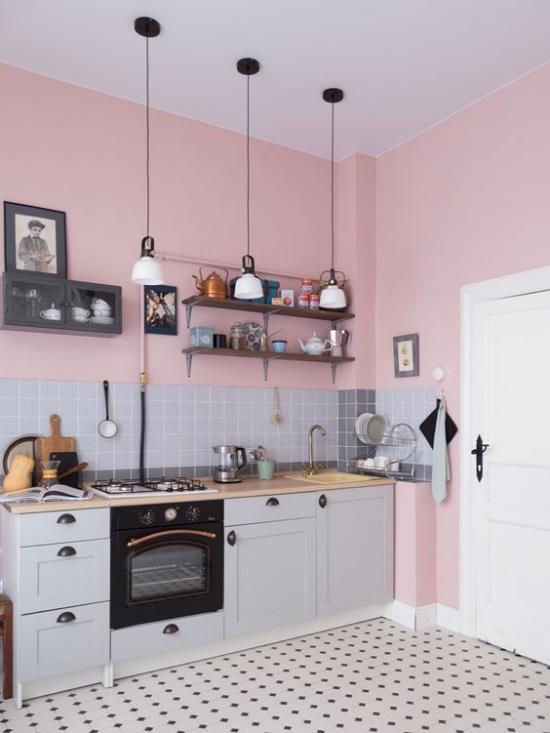 Η μικρή κουζίνα πρακτικά σχεδίασε το καλύτερο για μικρά δωμάτια γκρι πίσω τοίχος κουζίνας από πλακάκια που κρέμονται φώτα χωρίς μονάδες τοίχου ανοιχτό ράφι