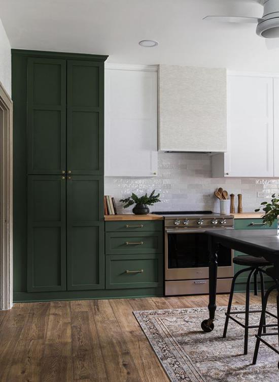 Κουζίνα όμορφο σχέδιο κουζίνας σε σμαραγδένιο πράσινο σόμπα απορροφητήρα κουκούλα δύο λευκά ντουλάπια τοίχου ξύλινο πάτωμα