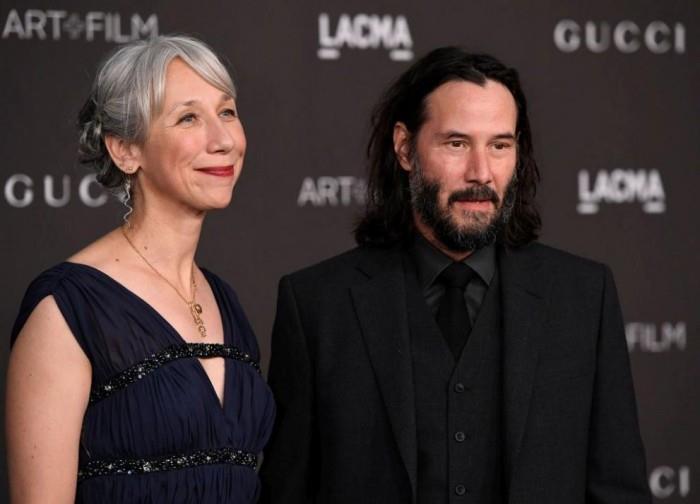 Η Keanu Reeves Alexandra Grant εμφανίστηκε για πρώτη φορά ως ζευγάρι στο κόκκινο χαλί στο Λος Άντζελες