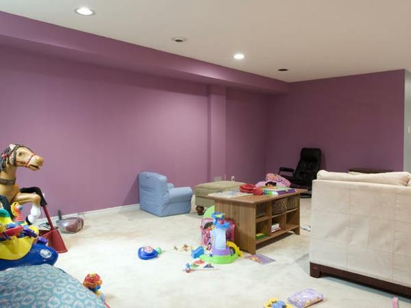 Υπόγειο επίπλωση και ανακαίνιση παιδικών δωματίων μωβ τοίχοι καναπέδες έπιπλα