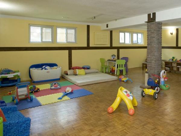 Επιπλώστε και ανακαινίστε την αίθουσα παιχνιδιών του υπόγειου παιδικού δωματίου