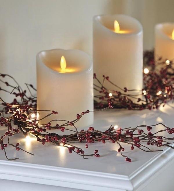 Τα κεριά διακοσμούν ευγενείς χριστουγεννιάτικες διακοσμήσεις