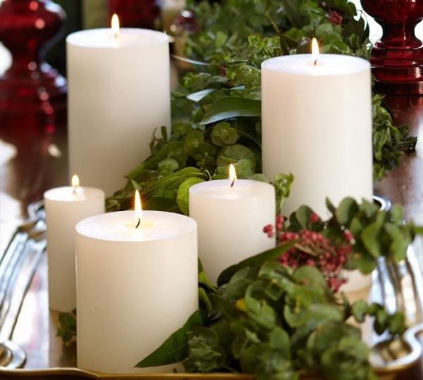 Τα κεριά διακοσμούν την πράσινη χριστουγεννιάτικη διακόσμηση