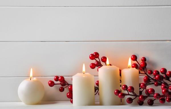 Διακοσμήστε κεριά - λευκούς τοίχους με κόκκινα φρούτα