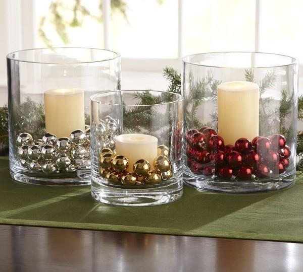 Τα κεριά διακοσμούν τις χριστουγεννιάτικες μπάλες σε τρία χρώματα