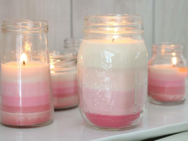 Σχεδιάστε κεριά σε λευκό και ροζ χρώμα