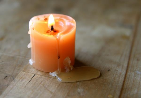 Το κερί κεριού από οποιαδήποτε επιφάνεια θα απαλλαγεί από τα αναμμένα κεριά