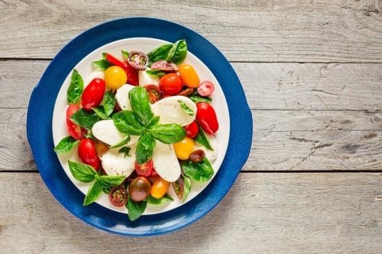 Κετογονική Διατροφή Caprese Salad υγιεινή με υψηλή περιεκτικότητα σε λιπαρά χωρίς υδατάνθρακες