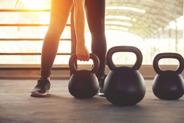 Ασκήσεις Kettlebell στο σπίτι - προσαρμοστείτε παρά την προπόνηση Corona kettlebell