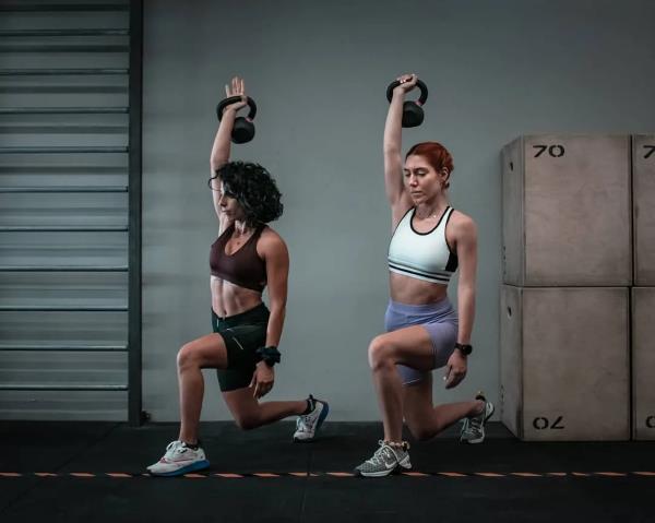 Ασκήσεις Kettlebell για στο σπίτι - προσαρμοστείτε παρά το κορώνα που πέφτει με το βάρος