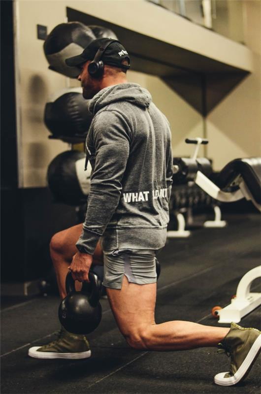 Ασκήσεις Kettlebell για στο σπίτι - ταιριάζουν παρά το corona lunges με την παραλλαγή kettlebell