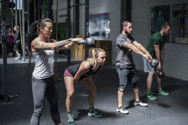 Ασκήσεις Kettlebell στο σπίτι - ταιριάξτε παρά την άσκηση Corona swing με kettlebell