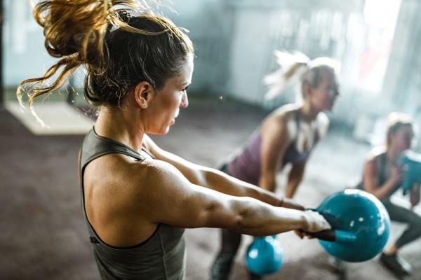 Ασκήσεις Kettlebell στο σπίτι - ταιριάζουν παρά την άσκηση κούνιας Corona